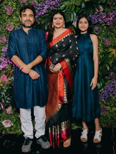 अभिनेता पंकज त्रिपाठी भी इस रिसेप्शन का हिस्सा बने. इस दौरान उनकी पत्नी और बेटी भी उनके साथ वहां नज़र आईं. (तस्वीर: मानव मंगलानी)