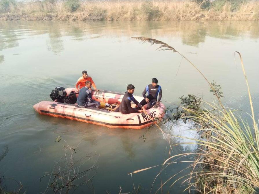हादसा: HCL कंपनी के अफसरों को लेकर जा रही कार नहर में समाई, NDRF का सर्च ऑपरेशन जारी HCL company workers car drown in canal in muzaffarnagar हादसा: HCL कंपनी के अफसरों को लेकर जा रही कार नहर में समाई, NDRF का सर्च ऑपरेशन जारी