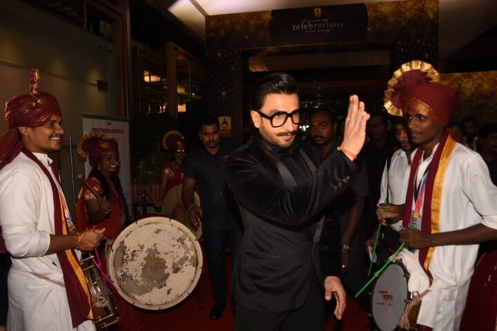 आपको बता दें कि छोटे पर्दे की दुनिया की हर खबर की अपडेट देने वाले इस शो के 14 साल पूरे हो गए हैं. 
