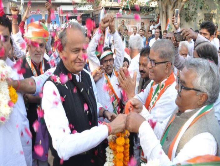 pm narendra modi and Vasundhara Raje congrats Ashok Gehlot for taking oath as new cm राजस्थान: पीएम मोदी और वसुंधरा राजे ने दी अशोक गहलोत को बधाई