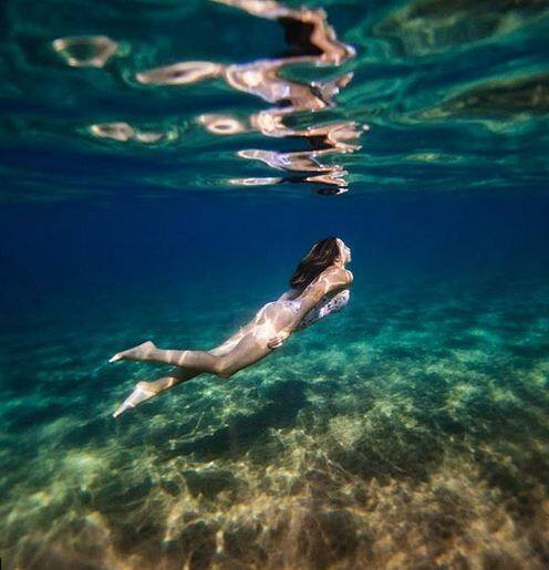 शैनन कमिंग्स अंडरवॉटर फोटोग्राफर और वीडियोग्राफर हैं. वे समुद्र के अंदर मॉडल्स के हॉट फोटोज लेने के लिए मशहूर हैं.  फोटोः इंस्टाग्राम