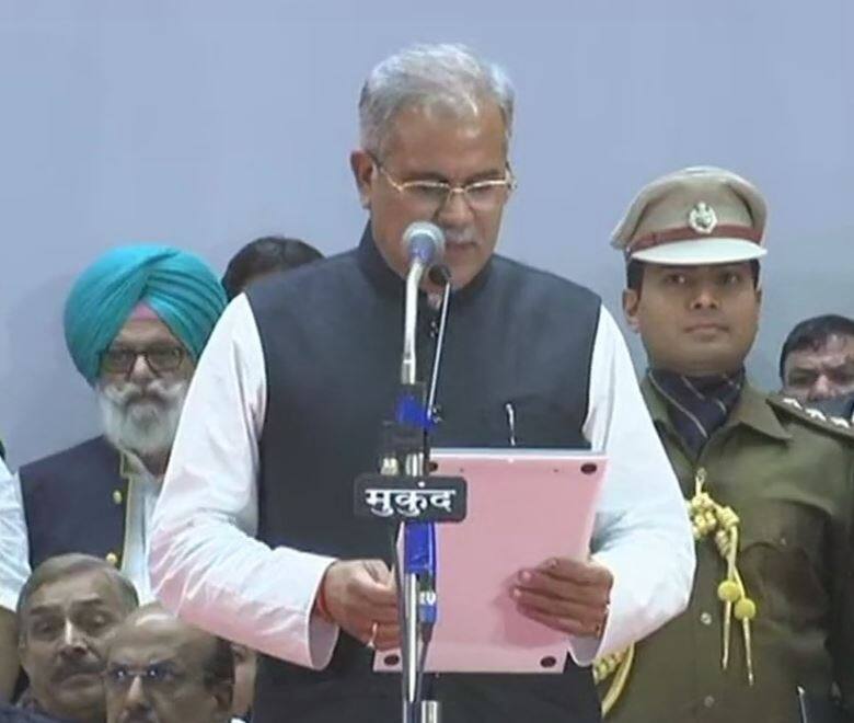 भूपेश बघेल बने छत्तीसगढ़ के नए मुख्यमंत्री, राज्यपाल ने दिलाई पद और गोपनीयता की शपथ Bhupesh Baghel takes oath as Chattisgarh's New CM भूपेश बघेल बने छत्तीसगढ़ के नए मुख्यमंत्री, राज्यपाल ने दिलाई पद और गोपनीयता की शपथ