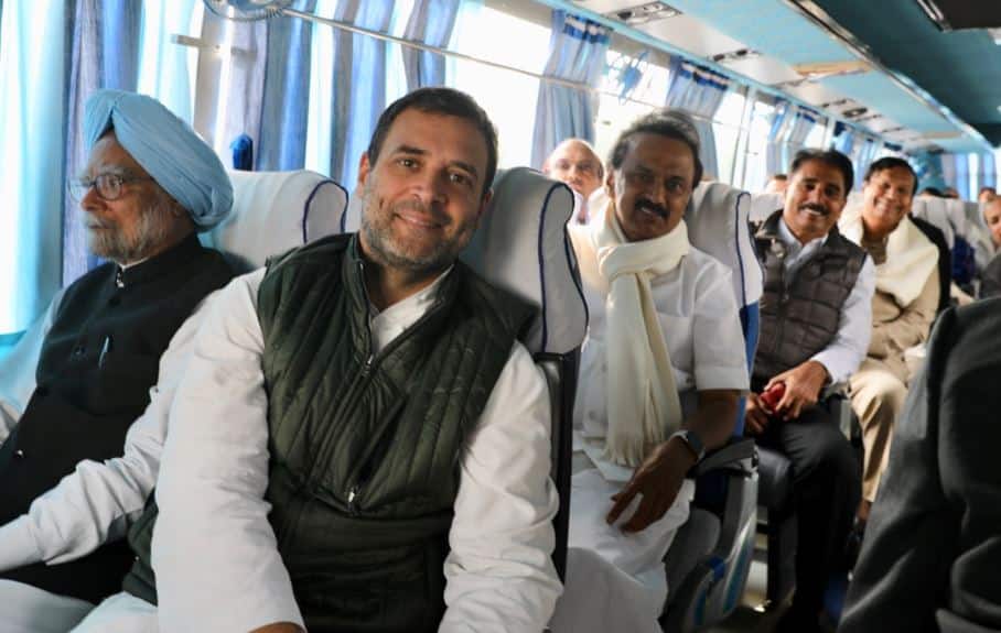 अनोखी राजनीतिक तस्वीरः राहुल गांधी के साथ बस में सवार होकर दिग्गज नेताओं ने किया विपक्षी एकता का प्रदर्शन