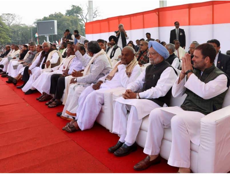 अनोखी राजनीतिक तस्वीरः राहुल गांधी के साथ बस में सवार होकर दिग्गज नेताओं ने किया विपक्षी एकता का प्रदर्शन