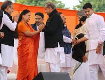 वसुंधरा राजे ने राजस्थान के नए सीएम अशोक गहलोत को बधाई दी