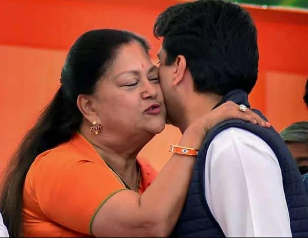 वसुंधरा राजे ने राजस्थान के नए सीएम अशोक गहलोत को बधाई दी