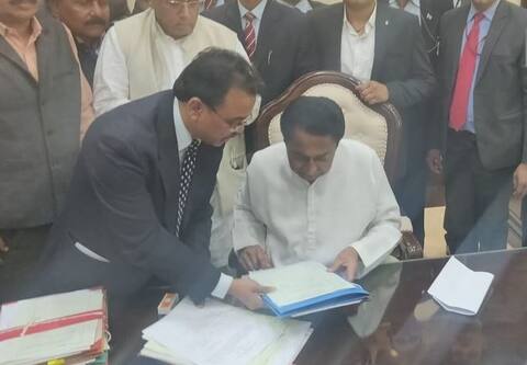 CM की कुर्सी संभालते ही कमलनाथ का बड़ा फैसला, किसानों के 2 लाख रुपये तक के कर्ज किए माफ CM की कुर्सी संभालते ही कमलनाथ का बड़ा फैसला, किसानों के 2 लाख रुपये तक के कर्ज किए माफ