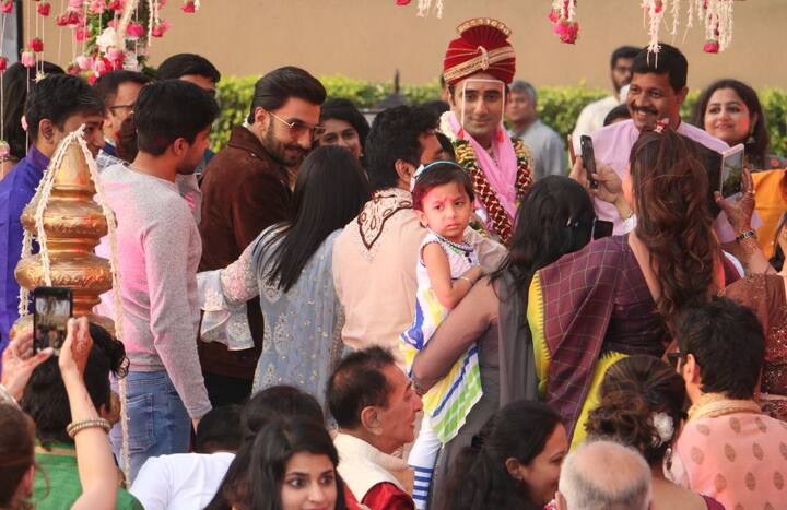 दरअसल रणवीर अपनी फिल्म ‘सिंबा’ के प्रमोशन के लिए जे डब्ल्यू मैरियट होटल में थे. इस दौरान उन्होंने वहां एक शादी होती देखी और फिर क्या, वो खुद शादी में पहुंच गए. (तस्वीर: मानव मंगलानी)