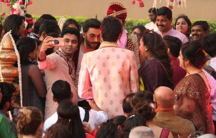 शादी में आए मेहमान रणवीर के साथ सेल्फी लेने लगे. रणवीर ने भी उन्हें निराश नहीं किया और वहां सभी के साथ तस्वीरें खिंचवाईं. (तस्वीर: मानव मंगलानी)