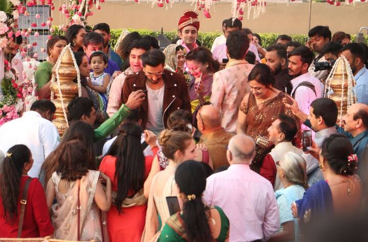 अपने फेवरेट स्टार को शादी में देख सिर्फ मेहमान ही नहीं बल्कि दूल्हा दुल्हन भी हैरत में पड़ गए. (तस्वीर: मानव मंगलानी)