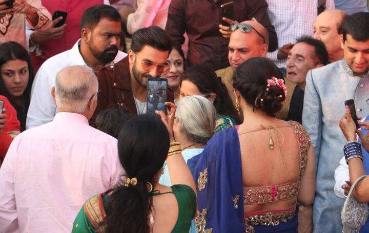 दोनों सितारों ने इटली में शादी रचाई है और अब भारत आकर काम में जुट गए हैं. (तस्वीर: मानव मंगलानी)