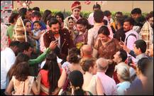 बिन बुलाए मेहमान: प्रमोशन करते-करते अचानक शादी में पहुंच गए रणवीर सिंह, देखें तस्वीरें