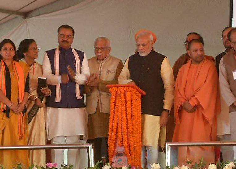 PrayagRaj: PM Narendra Modi speech increased Yogi AdityaNath govt problems प्रयागराज: पीएम मोदी ने बढ़ाई योगी सरकार की मुश्किलें, शुरू हुई सियासत