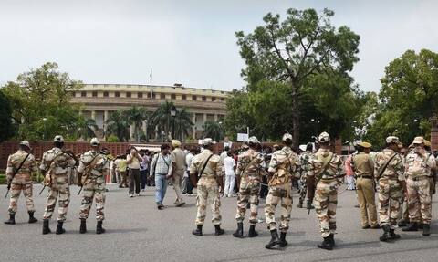 संसद के पास डिवाइडर से टकराई गाड़ी, पोजीशन लेकर खड़े हो गए सुरक्षाकर्मी संसद के पास डिवाइडर से टकराई गाड़ी, पोजीशन लेकर खड़े हो गए सुरक्षाकर्मी