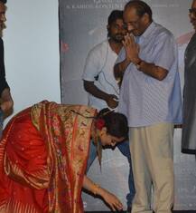 Manikarnika : ट्रेलर लॉन्च पर कंगना रनौत ने सबके सामने छुए इस शख्स के पैर, देखें तस्वीरें