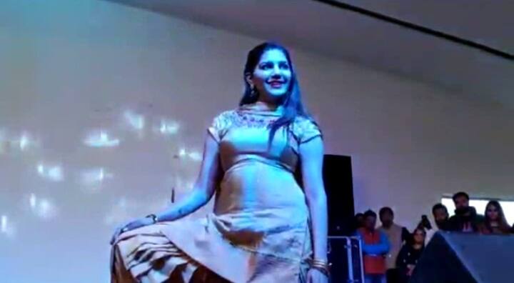 शो में दो हजार लोगों के बैठने का इंतजाम रखा गया. ढाई घंटे तक चले शो में सपना चौधरी के डांस परफारमेंस पर संतकबीरनगर के लोग काफी देर तक झूमते रहे. सपना चौधरी का शो सकुशल सम्‍पन्‍न होने के बाद जिला और पुलिस प्रशासन ने राहत की सांस ली.