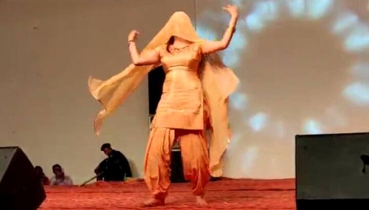 यूपी के संतकबीनगर जिले के बनियाबारी इलाके के तीन हजार लोगों के बैठने की क्षमता वाले कृष्‍णा पैलेस में शो का आयोजन किया गया. इस दैरान सपना चौधरी ने मीडिया से बात करते हुए कहा कि वे राजनीति से बहुत दूर हैं. उनके चाहने वाले उन्‍हें जहां परफार्म करने के लिए बुलाते हैं वे वहां पर जाती हैं.