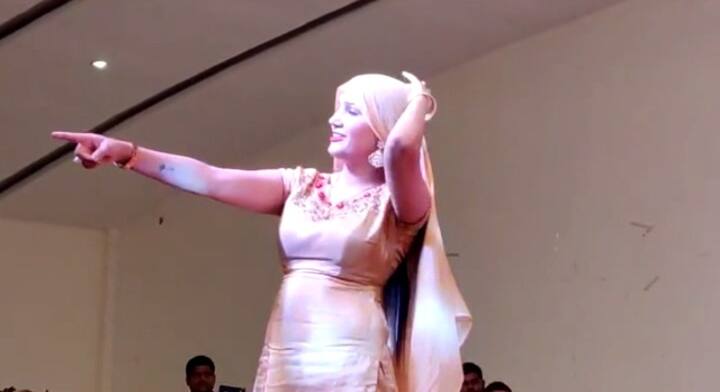 उन्‍होंने मीडिया से बात करते हुए कहा कि यहां पर आकर उन्‍हें बहुत खुशी महसूस हो रही है. वे जहां भी शो करने जाती हैं, वहां पर बवाल हो जाता है. इसके जवाब में उन्‍होंने कहा कि उनके शो में कहीं भी बवाल नहीं होता है. खामखा की अफवाह है.