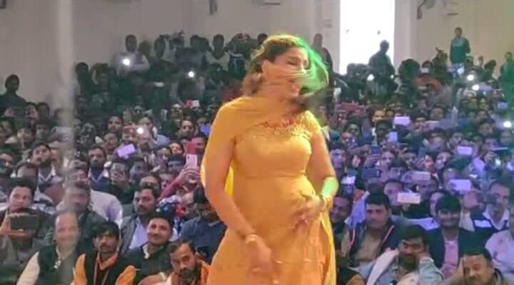 राजनीति में आने के सवाल पर उन्‍होंने कहा कि वे राजनीति से बहुत दूर हैं. सीएम का शहर बगल में होने के सवाल पर उन्‍होंने कहा कि फ्यूचर में भगवान ने चाहा तो उनसे मिलेंगे. लोकसभा के चुनाव मे किसके साथ जाना पसंद करेंगी, इसके जवाब में उन्‍होंने कहा कि वे अपने साथ जाना पसंद करेंगी.