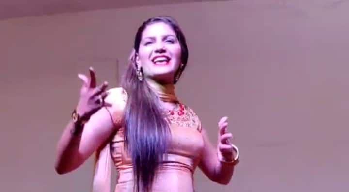 बिग बॉस के फाइनल में पहुंचने वाले कंटेस्‍टेंट को मुबारकबाद देते हुए उन्‍होंने कहा कि जो भी जीतेगा वो डिजर्व करता होगा. हरियाणवी डांसर सपना चौधरी को एक बजे संतकबीरनगर में शो के लिए पहुंचना था. लेकिन, बिग बॉस फेम सपना चौधरी तीन बजे के करीब परफार्म करने के लिए पहुंचीं.