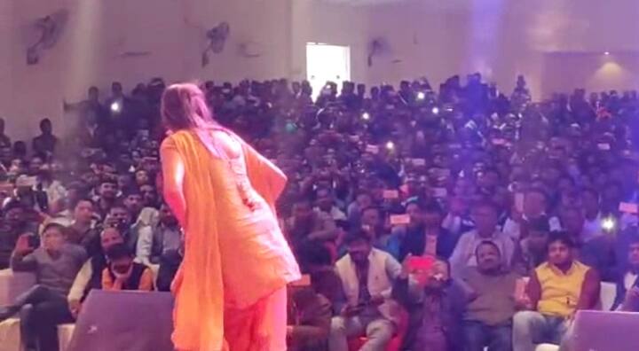 उनके स्‍टेज पर आते ही दर्शकों के बीच उत्‍साह दोगुना हो गया. तेरी आंखों का यो काजल..., हम्‍मा-हम्‍मा जैसे एक के बाद एक डांस नंबर पर उन्‍होंने परफार्म किया. दर्शक ढाई घंटे तक उनकी परफामेंस पर झूमते रहे.