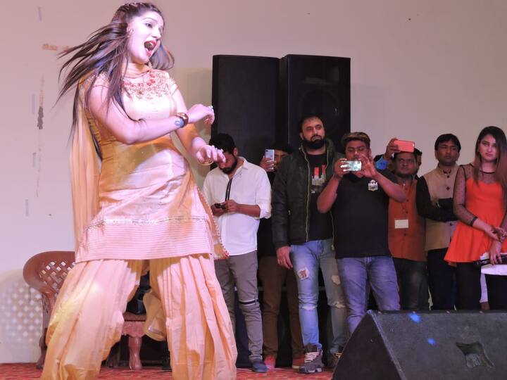 हरियाणवी डांसर सपना चौधरी के शो के लिए 1000 रुपए से 1500 रुपए तक का टिकट रहा. इसके पहले जुलाई और अगस्‍त माह मे गोरखपुर मे तीन बार सपना चौधरी का शो रखा गया था. लेकिन, प्रशासन ने उन्‍हें गोरखपुर में शो करने की अनुमति नहीं दी थी. 