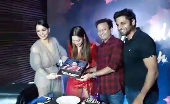 'मणिकर्णिका' में अंकिता लोखंडे का रोल बहुत खास है. वो इसमें झलकारी बाई की भूमिका में हैं. उनके बर्थडे पर फिल्म की टीम ने झलकारी बाई की तस्वीरों वाला केक मंगाया.