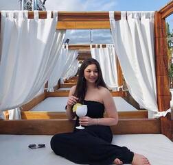 लाइमलाइट से दूर फिर भी किसी स्टाइल आइकन से कम नही हैं सचिन की बेटी सारा तेंदुलकर