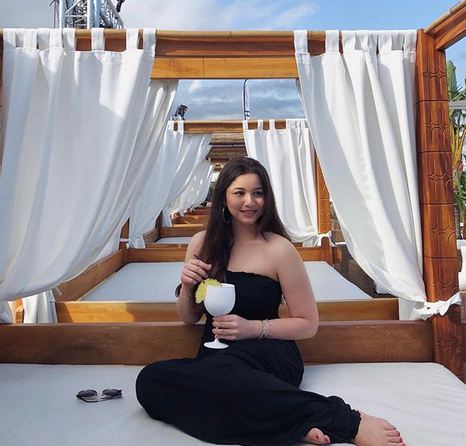 लाइमलाइट से दूर फिर भी किसी स्टाइल आइकन से कम नही हैं सचिन की बेटी सारा तेंदुलकर