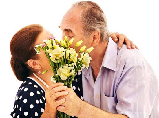 दूसरी ओर बुजुर्ग पुरुषों की बात करें तो उनके लिए लाइफ की एंजॉयमेंट, सेक्स लाइफ सैटिस्फैक्शन और कितनी बार सेक्शुअल इंटरकोर्स हो रहा है. इस पर निर्भर करता है. तस्वीर: गूगल फ्री इमेज