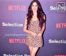 VIDEO: शॉर्ट ड्रेस के चलते जाह्ववी कपूर हुईं परेशान, घुटनों पर बैठकर बहन के लिए किया ये काम