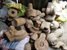 वाराणसी: मलबे में मिले सैकड़ों शिवलिंग, कॉरिडोर से निकले होने की आशंका के चलते तनाव