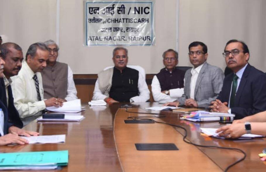 छत्तीसगढ़: 'एक्शन' में सीएम बघेल, रमन सिंह की फोन वितरण योजना बंद की Chhattisgarh: CM Baghel put stay on government phone distribution scheme छत्तीसगढ़: 'एक्शन' में सीएम बघेल, रमन सिंह की फोन वितरण योजना बंद की