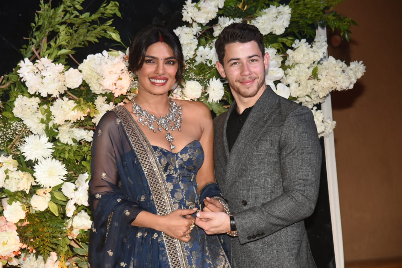 Priyanka Nick Reception: मेहमानों का स्वागत करते दिखे प्रियंका चोपड़ा और निक जोनास, देखें Inside तस्वीरें और Videos