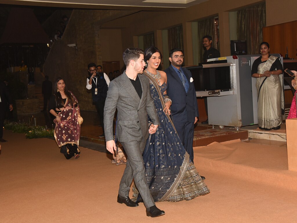 Priyanka Nick Reception: मेहमानों का स्वागत करते दिखे प्रियंका चोपड़ा और निक जोनास, देखें Inside तस्वीरें और Videos