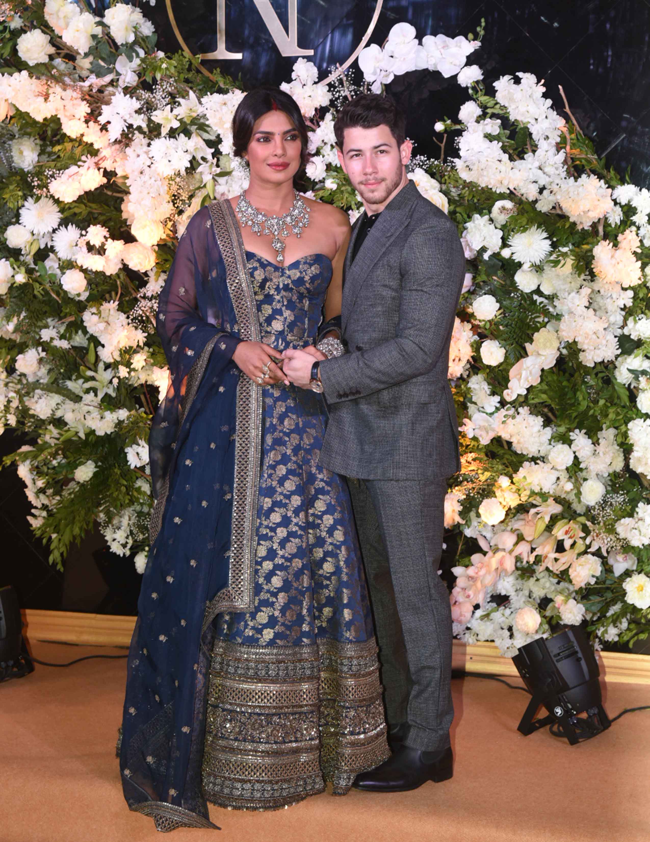 Priyanka Nick Reception: मेहमानों का स्वागत करते दिखे प्रियंका चोपड़ा और निक जोनास, देखें Inside तस्वीरें और Videos