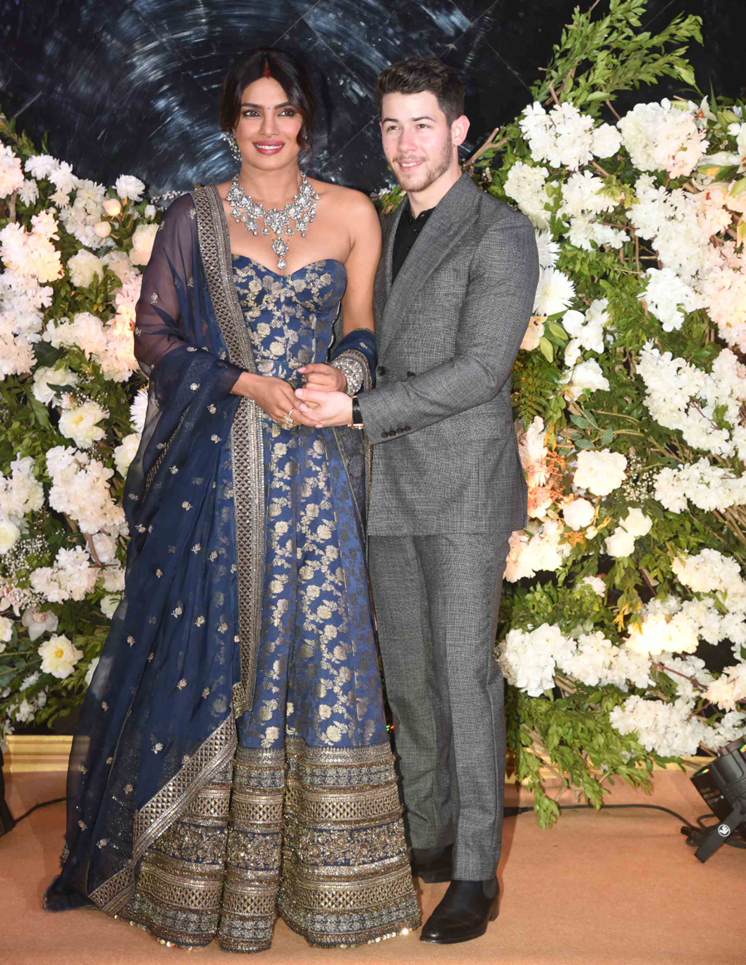 Priyanka Nick Reception: मेहमानों का स्वागत करते दिखे प्रियंका चोपड़ा और निक जोनास, देखें Inside तस्वीरें और Videos