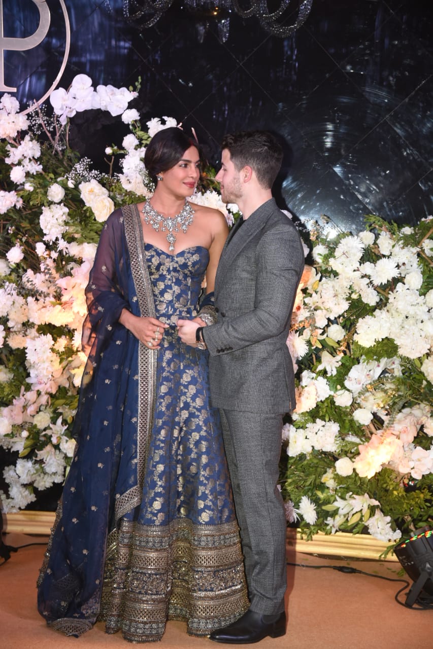 Priyanka Nick Reception: मेहमानों का स्वागत करते दिखे प्रियंका चोपड़ा और निक जोनास, देखें Inside तस्वीरें और Videos