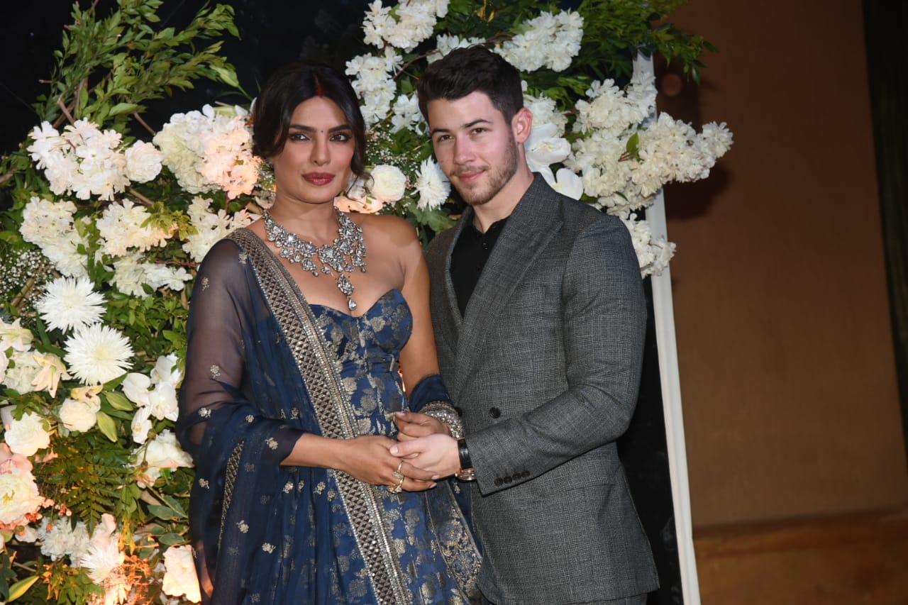 Priyanka Nick Reception: मेहमानों का स्वागत करते दिखे प्रियंका चोपड़ा और निक जोनास, देखें Inside तस्वीरें और Videos