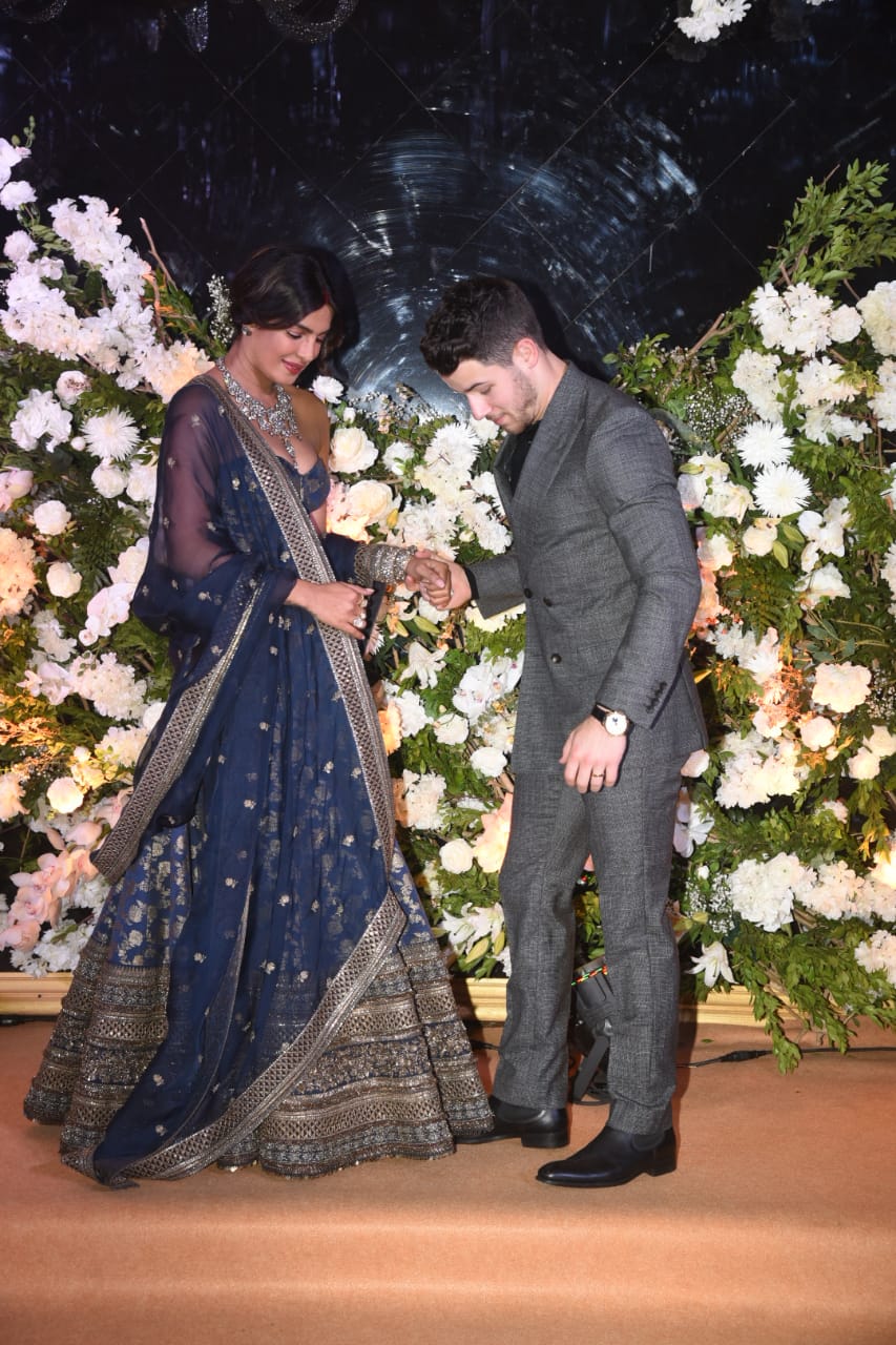 Priyanka Nick Reception: मेहमानों का स्वागत करते दिखे प्रियंका चोपड़ा और निक जोनास, देखें Inside तस्वीरें और Videos