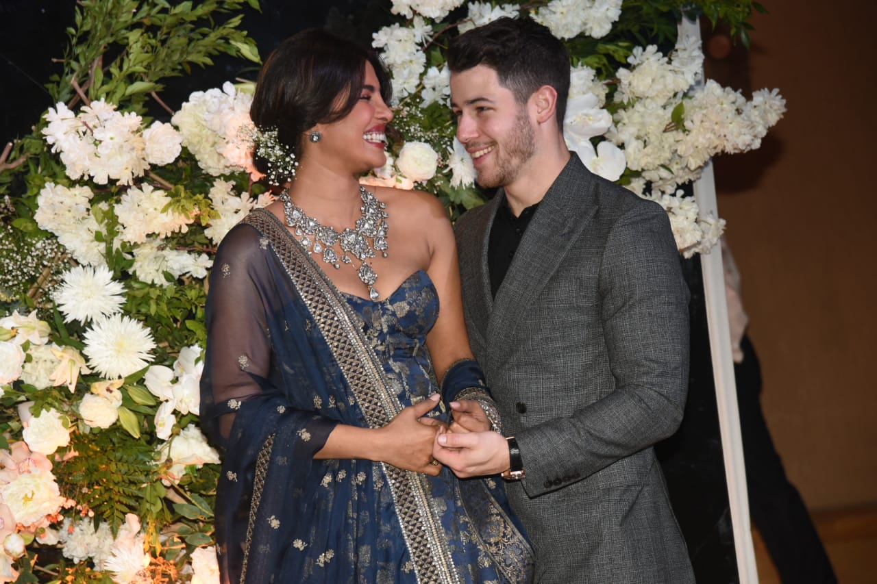 Priyanka Nick Reception: मेहमानों का स्वागत करते दिखे प्रियंका चोपड़ा और निक जोनास, देखें Inside तस्वीरें और Videos