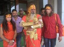 Kumbh Mela 2019: साढ़े छह करोड़ के गहने पहनने वाले गोल्डन बाबा पर मंदी की मार, कुंभ मेले में नहीं लग पाएगा कैंप