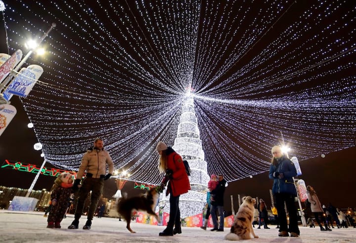 पश्चिमी यूरोप में बसे बेलारूस में काफी जगमगाता हुआ क्रिसमस ट्री देखने को मिला है. तस्वीर: एपी
