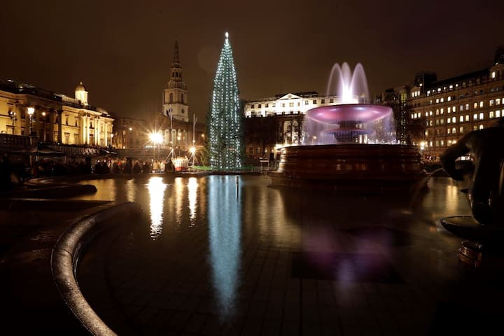 इनके अलावा ब्रिटेन के नॉर्वे शहर में विशालकाय क्रिसमस ट्री को देखा गया. तस्वीर: एपी