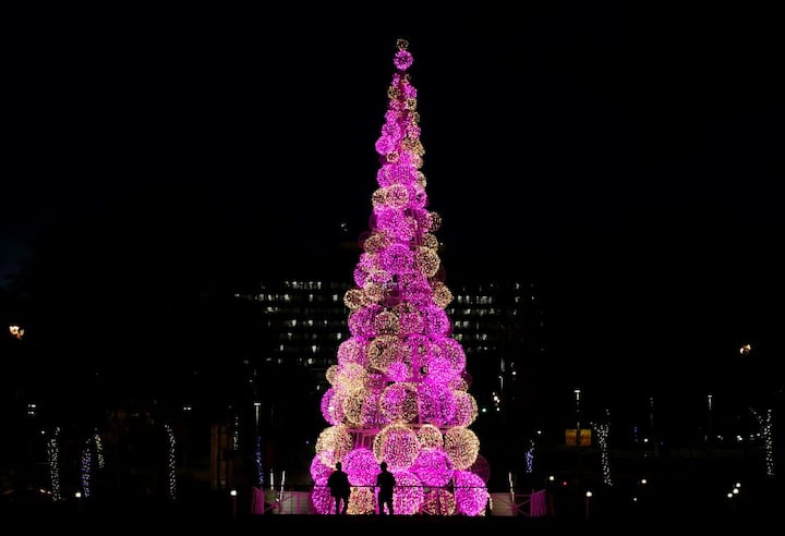 अमेरिका के कैलिफोर्निया तो काफी जोरों-शोरों से मनाया जाता है. यहां हर बार नई तरह की क्रिसमस-डे और ट्री के लिए तैयारी देखी जाती है. तस्वीर: एपी