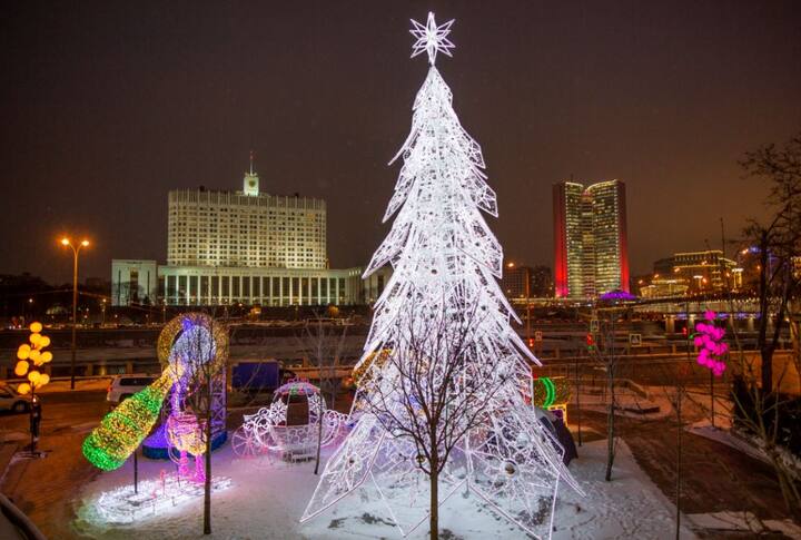 वहीं, बर्फ की चादर ओढ़े रूस में भी क्रिसमस ट्री में लगी लाइट्स दिखीं. तस्वीर: एपी
