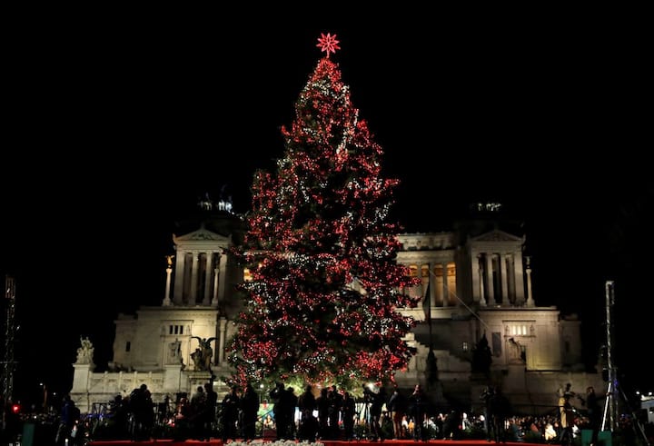 इटली में क्रिसमस ट्री लाल और रंग में सजा हुआ देखा जा सकता है, जिसे क्रिसमस-डे के लिए तैयार किया गया है. तस्वीर: एपी