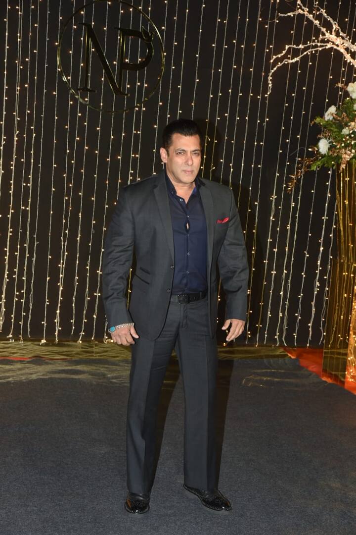 शादी की इन रस्मों में दोनों ही परिवारों ने जज़्बे के साथ शिरकत. खासकर संगीत सेरेमनी में, जहां जोनास और चोपड़ा परिवार के बीच डांस कॉम्पिटीशन हुआ. (तस्वीर: मानव मंगलानी)