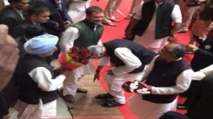 Know viral video truth about TS Singhdev touch feet of Rahul Gandhi क्या 67 साल के बुजुर्ग टीएस सिंहदेव ने राहुल गांधी के पैर छुए? जानिए क्या है सच