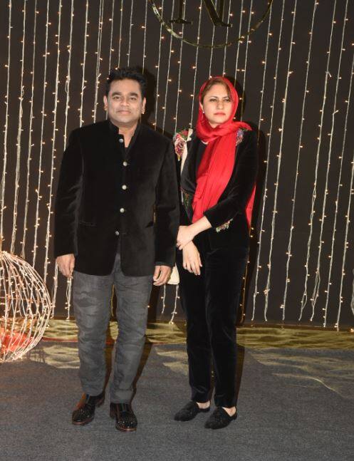 मशहूर संगीतकार और गायक एआर रहमान अपनी पत्नी सायरा बानो के साथ प्रियंका चोपड़ा और निक जोनास के रिसेप्शन में पहुंचे हैं. ऐसे कम ही मौके होते हैं जब रहमान बॉलीवुड के किसी फंकशन में पत्नी सायरा के साथ शिरकत करते हों. लेकिन आज दोनों एक साथ इस रिसेप्शन में पहुंचे हैं. (तस्वीर: मानव मंगलानी)